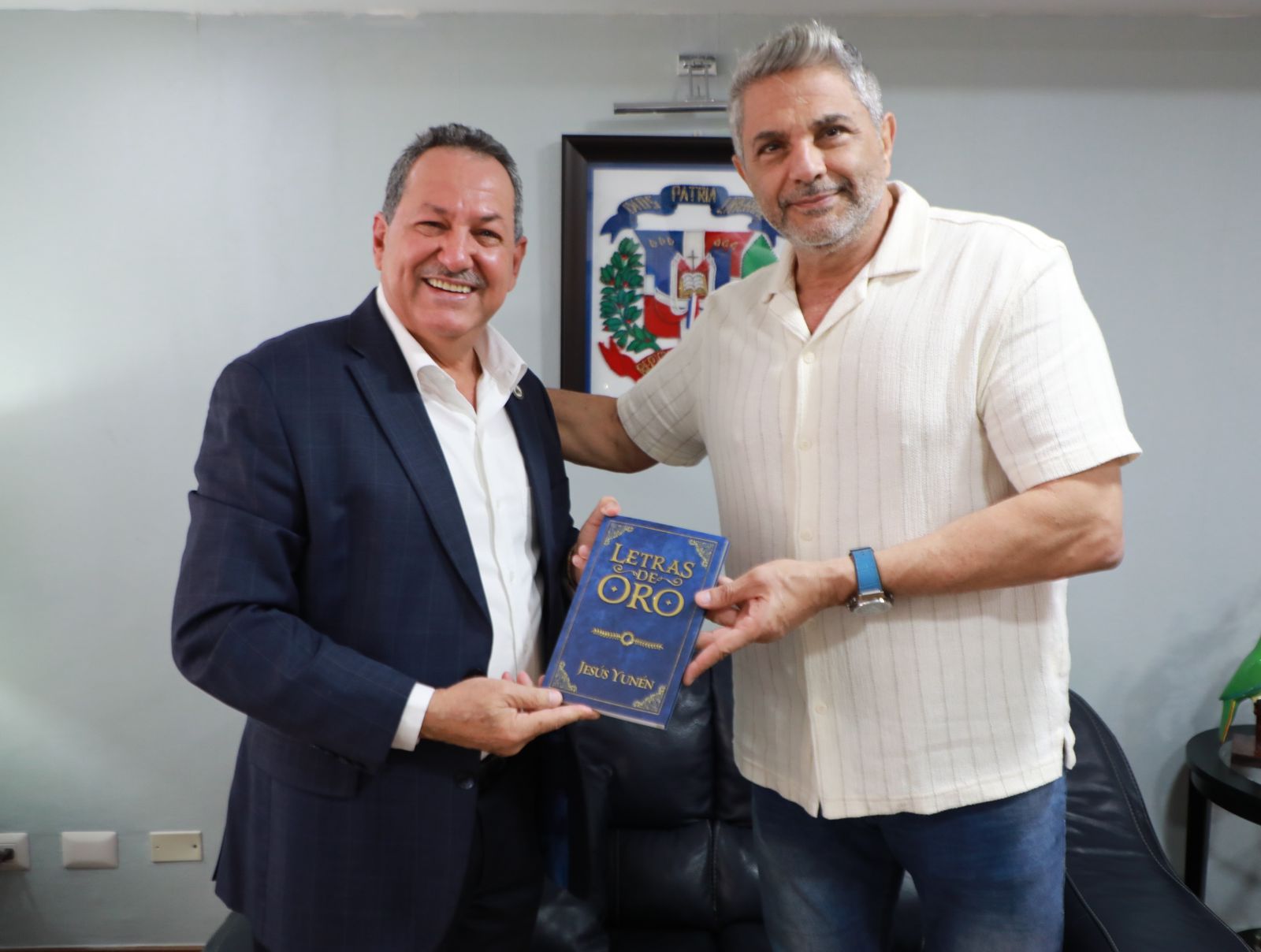 Director Recibe Libro